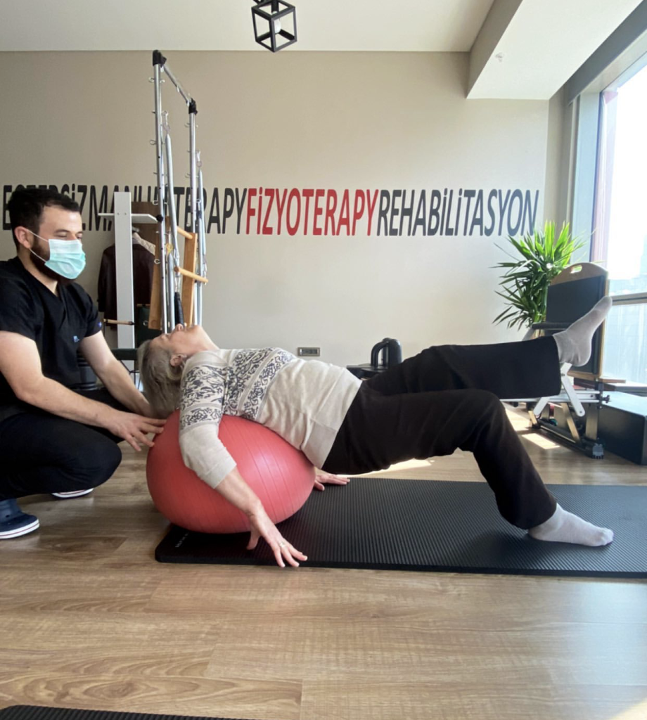 Personalised exercise-based physiotherapy session at Ulus Fizyoterapi Istanbul.