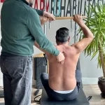 Bel fıtığı (lomber disk hernisi) yaşayan birçok kişi için egzersiz yapmak hem merak edilen hem de tedirgin olunan bir konudur. Özellikle bel ağrısı için pilates yapmak isteyen danışanlar, sık sık “bel fıtığında pilates güvenli mi, bel fıtığı için pilates güvenli mi?” sorusunu sorar. Son yıllarda Pilates, bel fıtığı için en iyi egzersizler arasında gösterilen, bel sağlığını iyileştirmede öne çıkan yöntemlerden biri hâline gelmiştir.