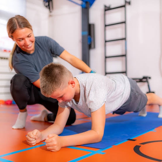 Skolyoz ve Spor: Hangi Sporlar Güvenli, Hangileri Dikkatle Değerlendirilmeli?